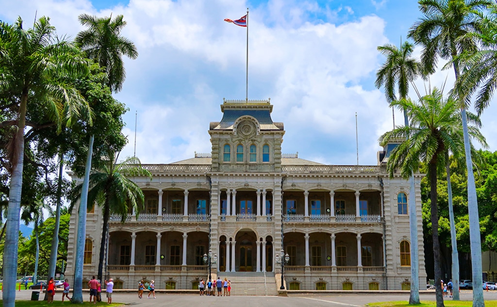 ホノルルのダウンタウン、イオラニ宮殿でハワイ王国と歴史と文化を体感！
