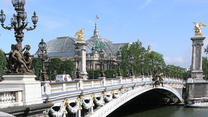  パリ万博万国博覧会を記念して造られたアレクサンドル3世橋