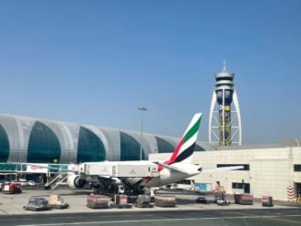 ドバイ国際空港とエミレーツ機
