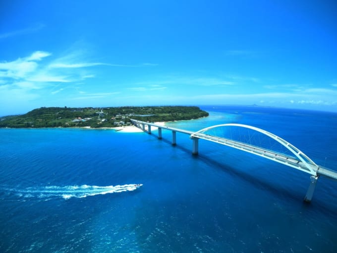 瀬底大橋（沖縄本島～瀬底島）