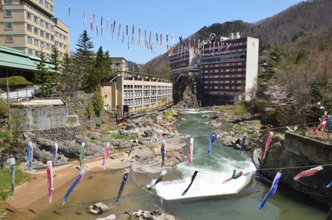 定山渓温泉渓流鯉のぼり