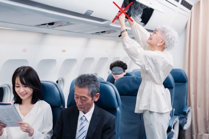 飛行機　モバイルバッテリーを収納棚に入れない！