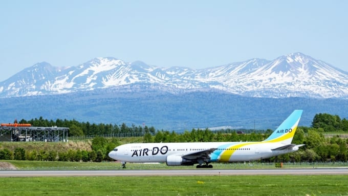 旭川空港の滑走路をはしるエアドゥの旅客機