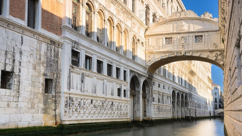 「溜息の橋」とドゥカーレ宮殿、ゴンドラの乗り方｜ヴェネツィア観光