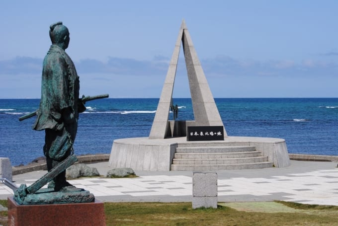 宗谷岬と間宮林蔵の銅像