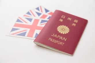 イギリス国旗と日本のパスポート