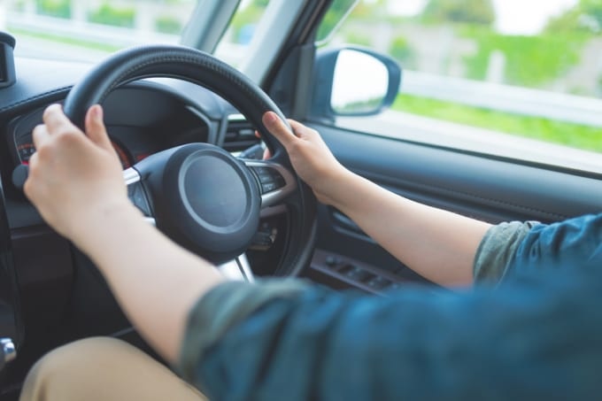 運転する男性