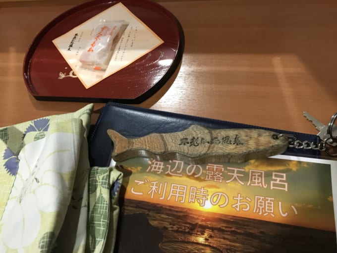 黄金崎 不老ふ死温泉　客室の鍵とお茶菓子