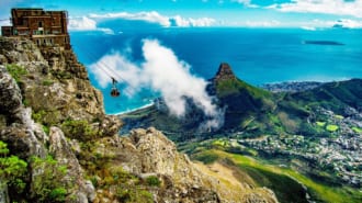 テーブルマウンテンとロープウェイ（ケープタウン）