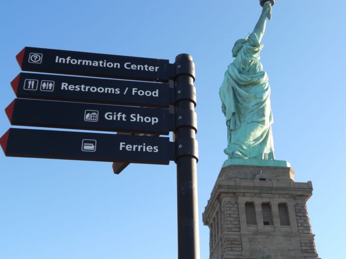 自由の女神とインフォメーション