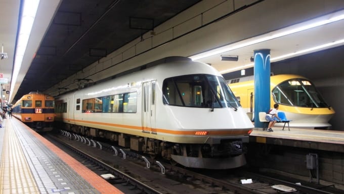 近鉄名古屋駅に停車中の特急列車