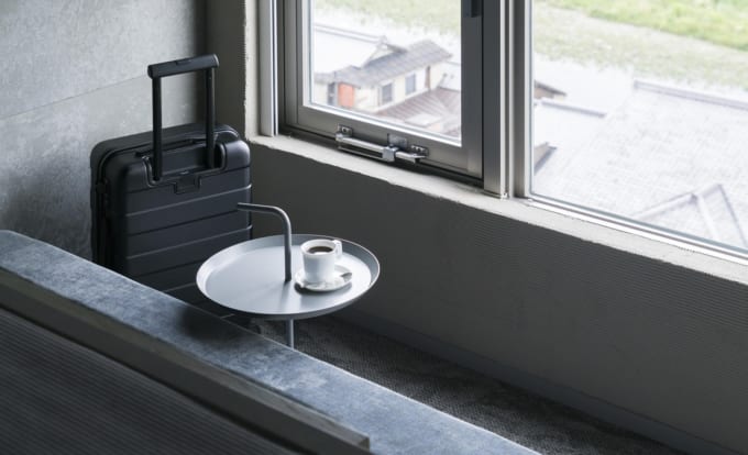 「BnA Alter Museum」のスイートルームの窓際のソファー