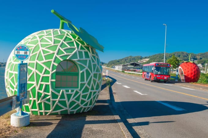 「ときめきフルーツバス停通り」メロンバス停・イチゴバス停（長崎県諫早市）