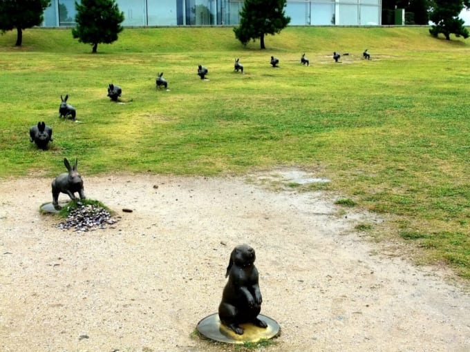 島根県立美術館「宍道湖うさぎ」（島根県松江市）