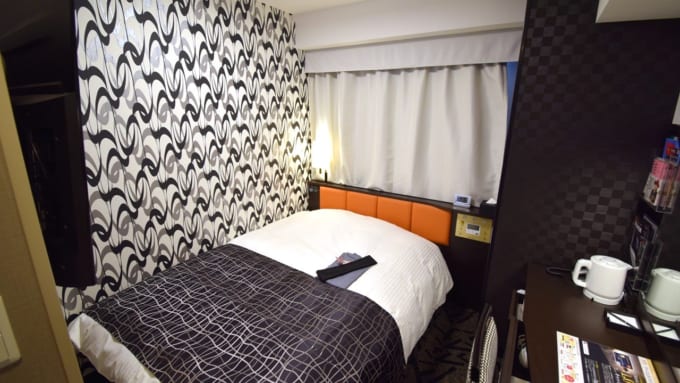 アパホテル〈大阪梅田〉の客室（ダブルルーム）