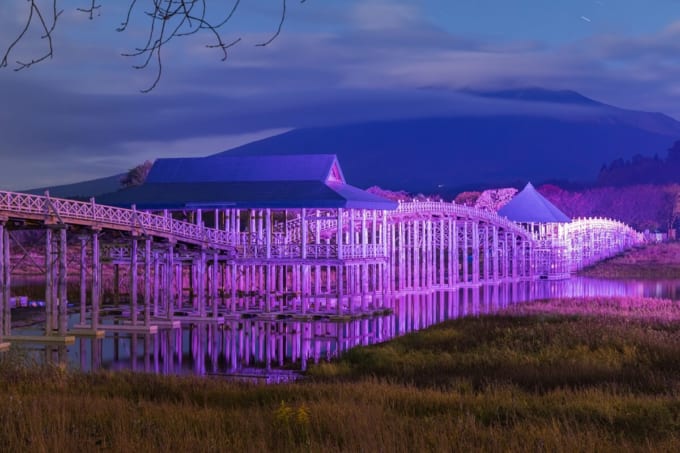 ライトアップされた鶴の舞橋