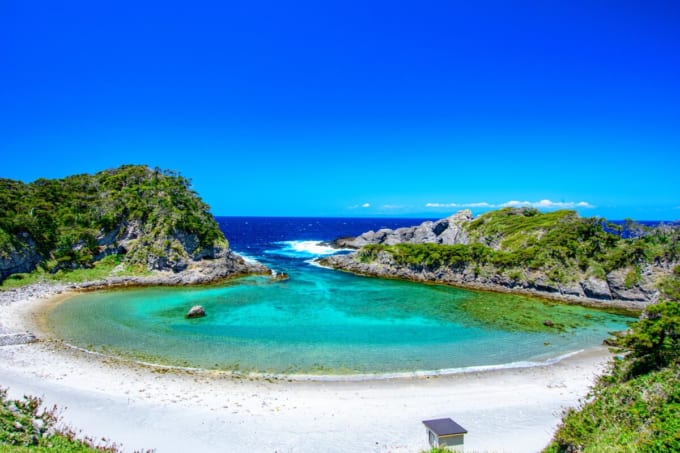 式根島の泊浦海水浴場（東京・伊豆諸島）