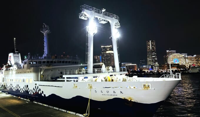 横浜港大さん橋に停泊中の東海汽船のさるびあ丸