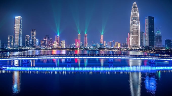 深圳のライトアップされた高層ビル群のスカイライン（中国広東省）