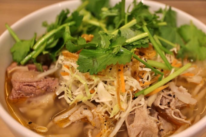 フエの名物グルメ「ブンボーフエ」（ベトナム）