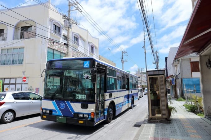 名護十字路付近を走る77系統