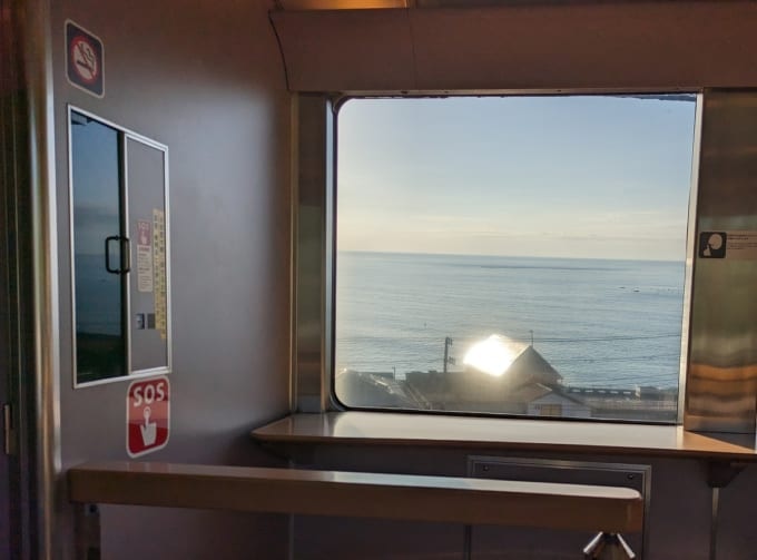 サンライズ出雲のロビーカーから眺める太平洋