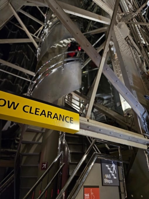 自由の女神像　王冠へのらせん階段（ニューヨークの世界遺産）