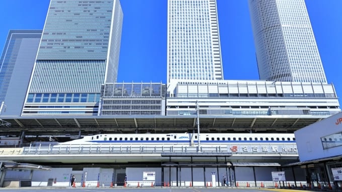 名古屋駅に停車中の東海道新幹線