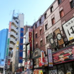 東京都港区新橋の街並み