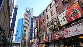 東京都港区新橋の街並み