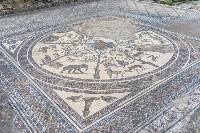「ヴォルビリスの古代遺跡」のモザイク