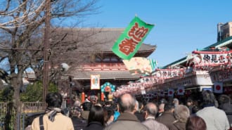 初詣客でにぎわう浅草寺仲見世（東京）