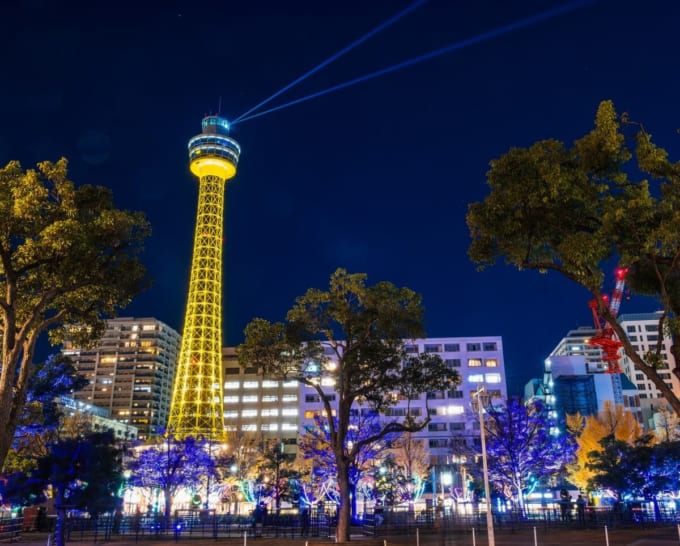 ライトアップされた横浜マリンタワー（横浜みなとみらい）