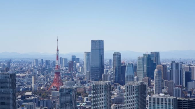 ヘリ遊覧で東京タワーを望む