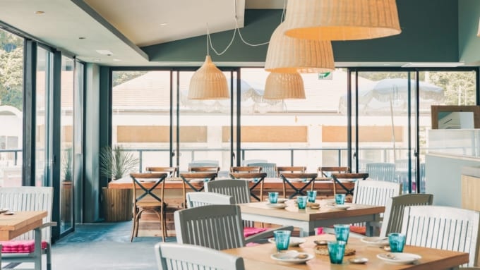 勝浦にあるレストラン「edén（エデン）」の店内