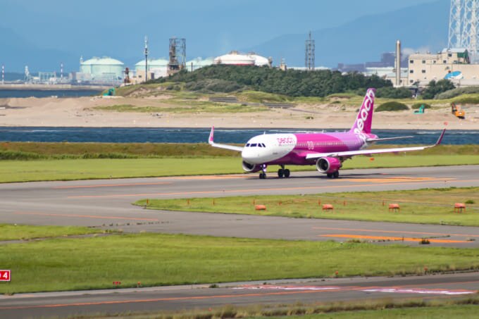 新潟空港のピーチの航空機