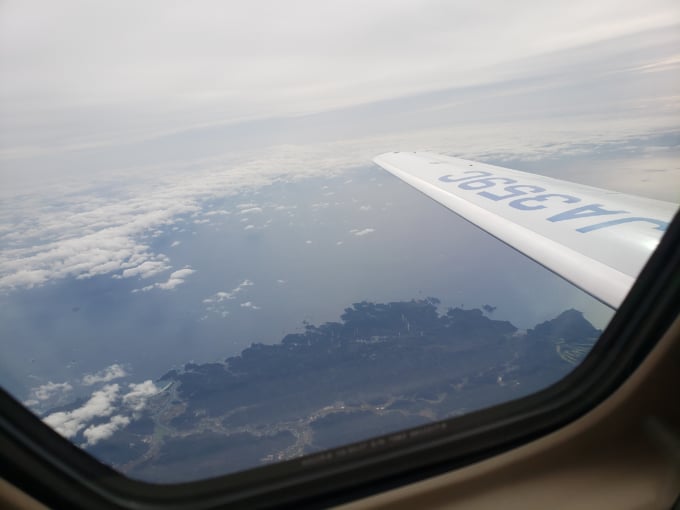 上空から伊豆大島を眺める