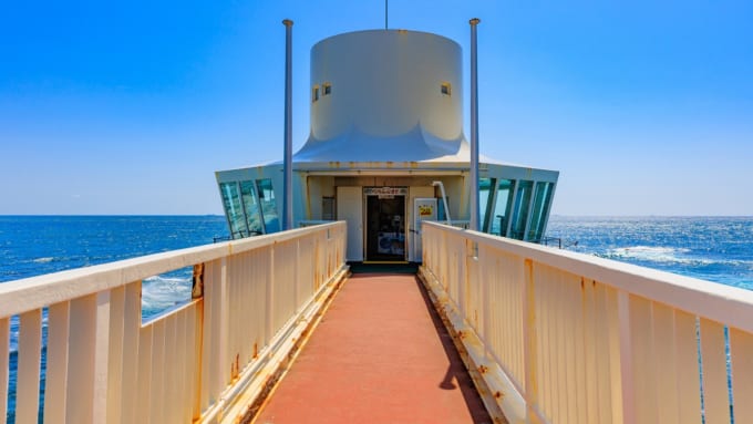 勝浦海中公園　展望塔に続く橋