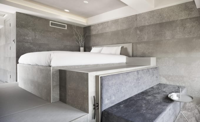 「BnA Alter Museum」のスイートルームのベッドルーム