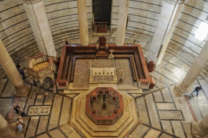 ピサ　洗礼堂の内部（イタリア）