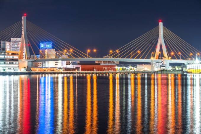 ライトアップされた青森ベイブリッジ（青森県青森市）