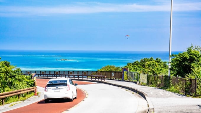 沖縄本島南部にある人気ドライブスポットの1つ、ニライカナイ橋からの景色