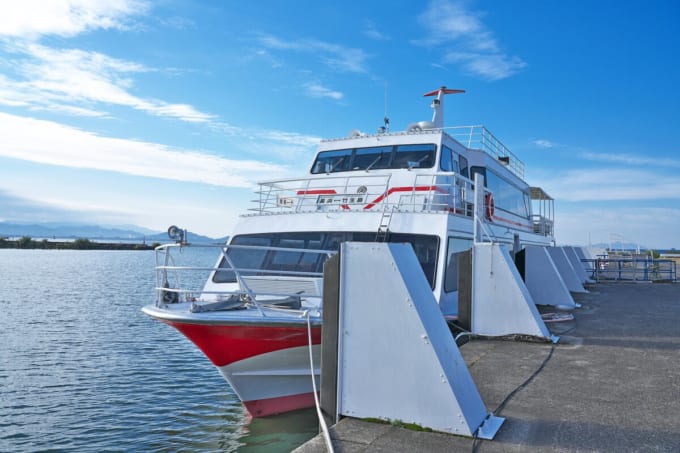 長浜港から竹生島へ観光船（滋賀県長浜市）