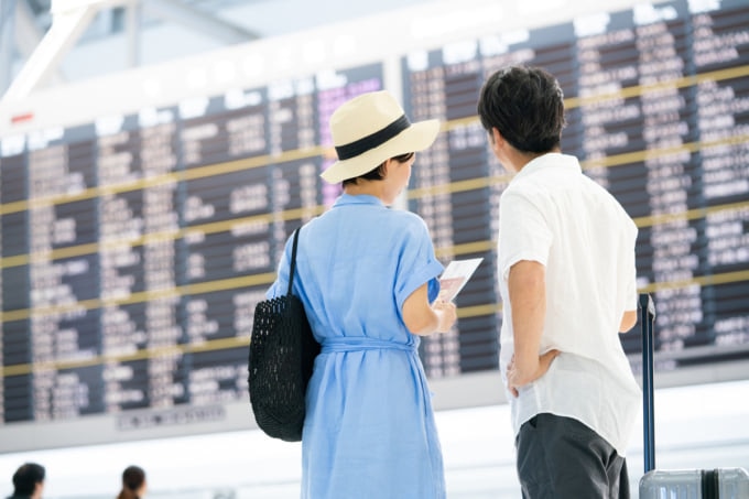 成田空港の男女（イメージ）