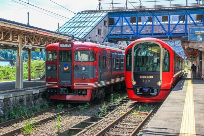 しなの鉄道と並ぶ雪月花