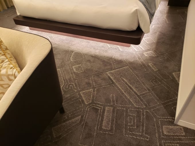 客室の床の模様