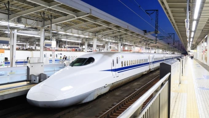 新大阪駅に停車する新幹線