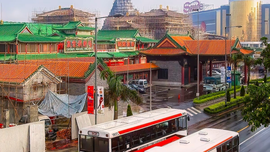 バスに乗ろう！マカオ国際空港から、路線バスに乗って市内へ。