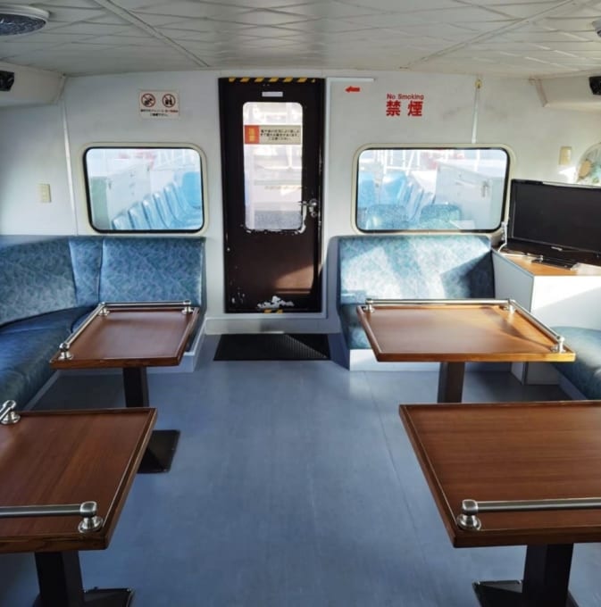 安栄観光フェリー「うみかじ」の船内