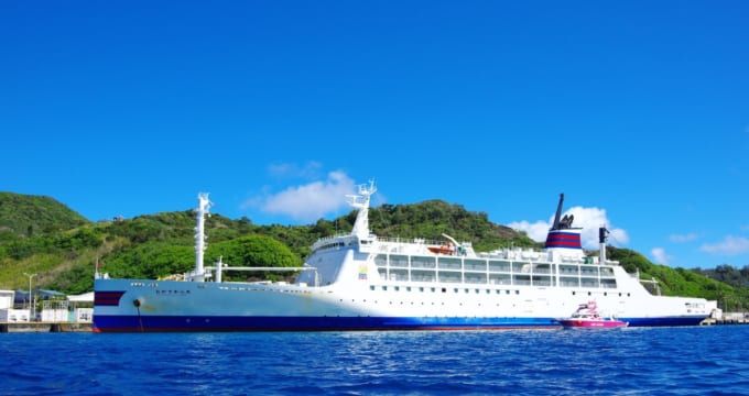 父島の二見港「おがさわら丸」（東京都・小笠原諸島）